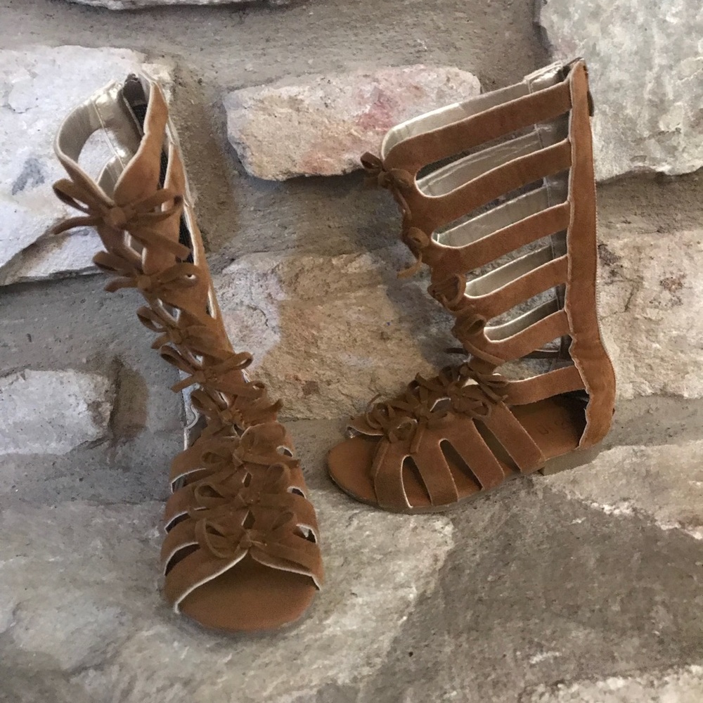 Toddler size 26 tan gladiators